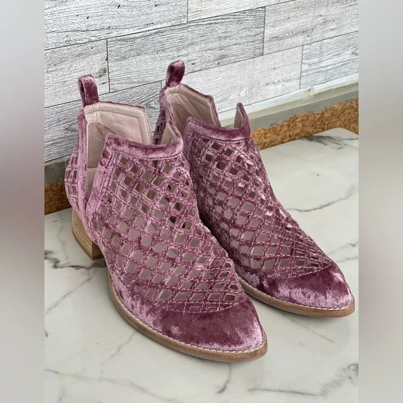 Jeffrey Campbell Taggart Booties in lush blush velvet size 8.5 - Picture 3 of 13